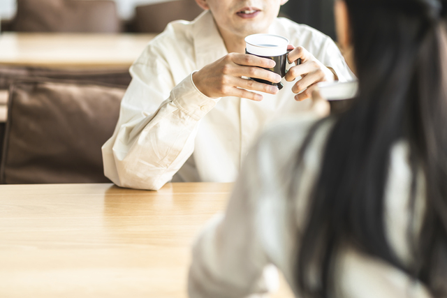 お見合いやデートで奥側の席に自分が座ることを躊躇しない